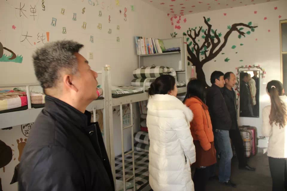 14级班主任老师参观新生宿舍