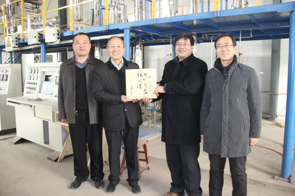 高楼军经理向刘主任赠送纪念品