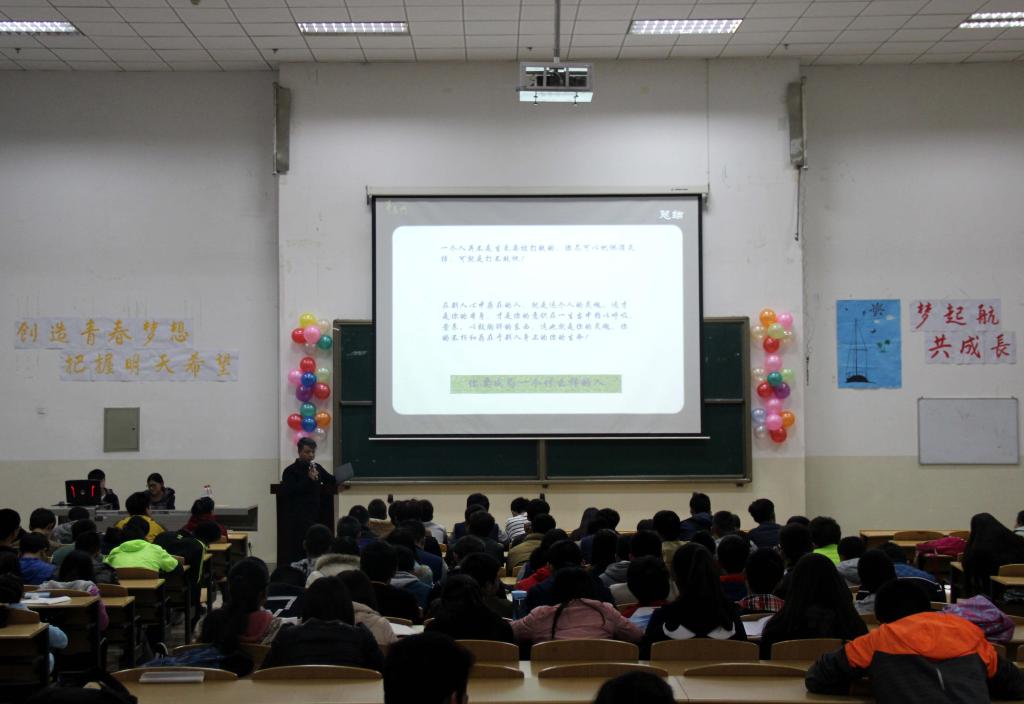 报告会现场