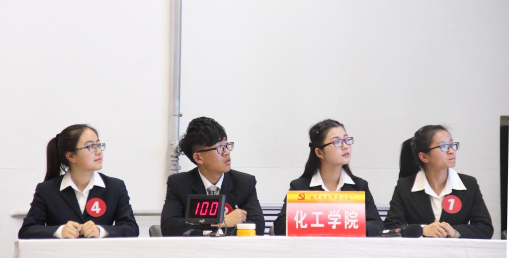 公司代表队认真答题中